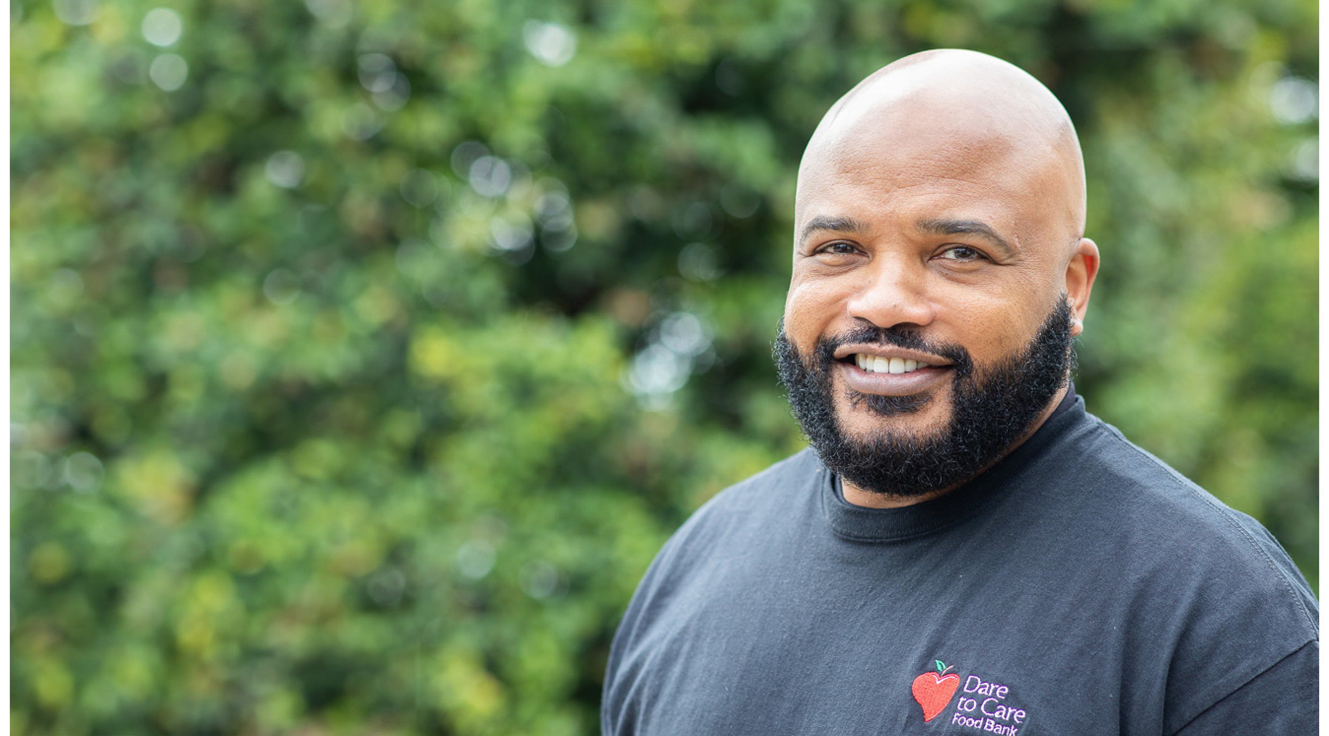 Portrait of a man in a exterior scenario